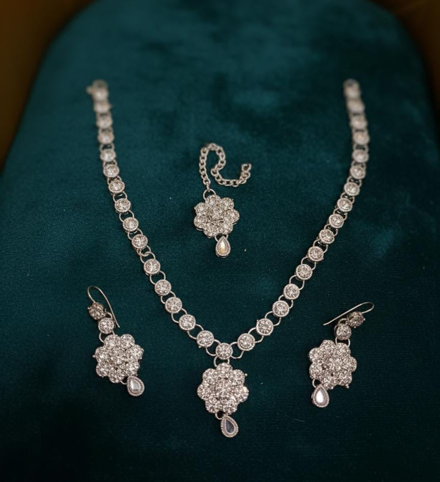 Flower design necklace set